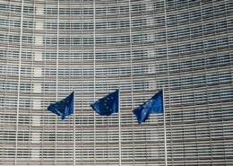 Bandiere dell'Unione europea davanti alla Commissione europea a Bruxelles